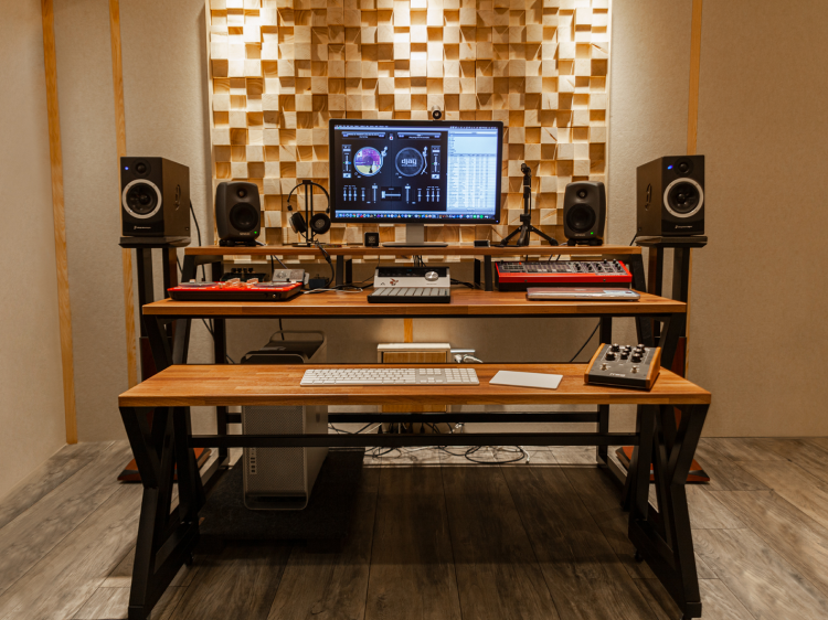 Flying V Witch Studio