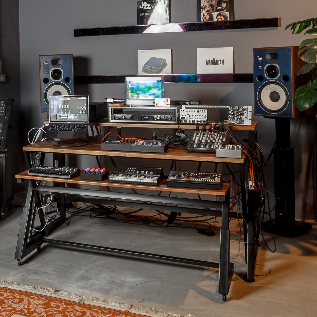 Headquarter Studio Workstation
